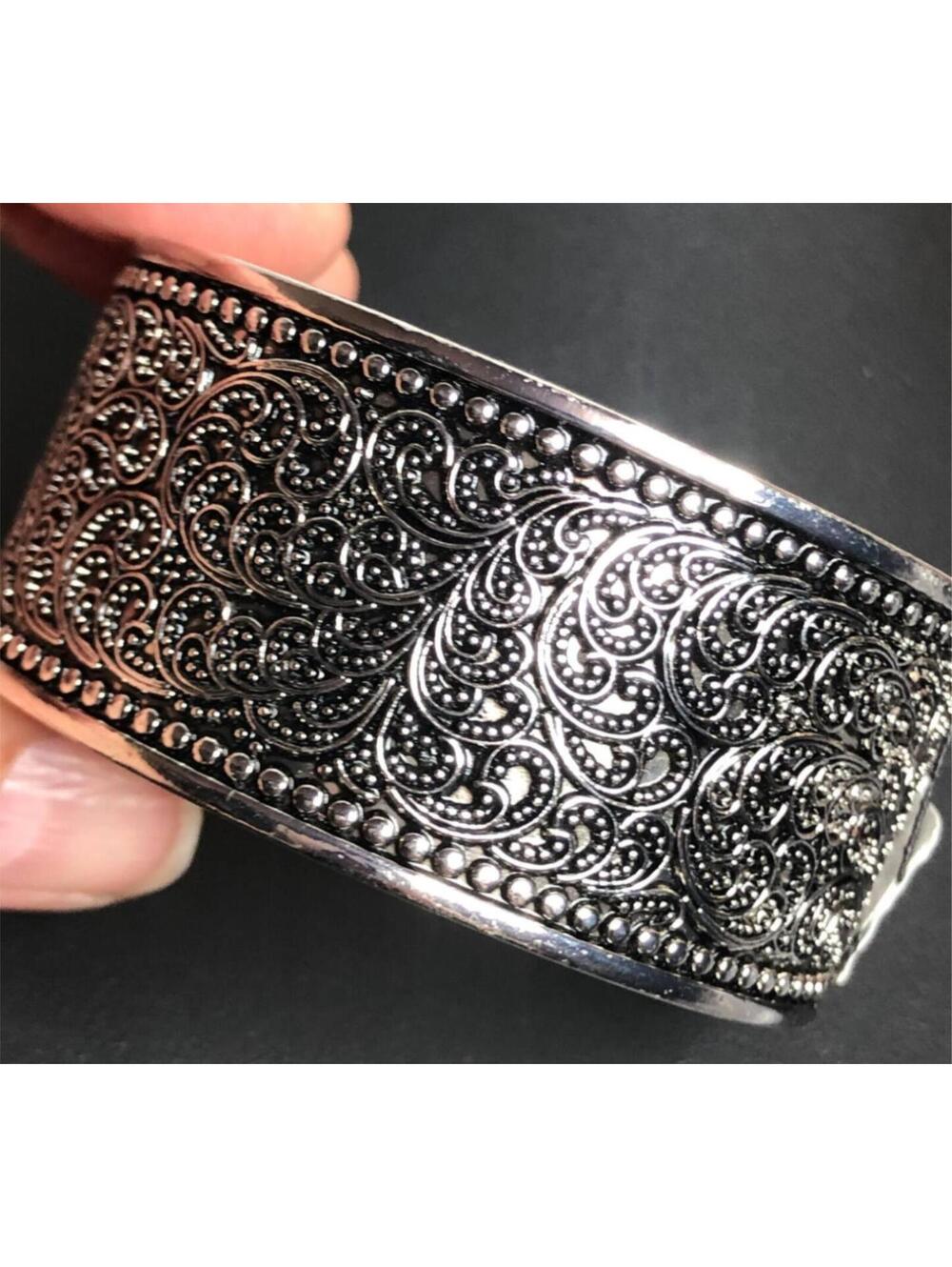 4907 Chico's silvertone scroll feather paisley embossed cuff bracelet $58 NWT